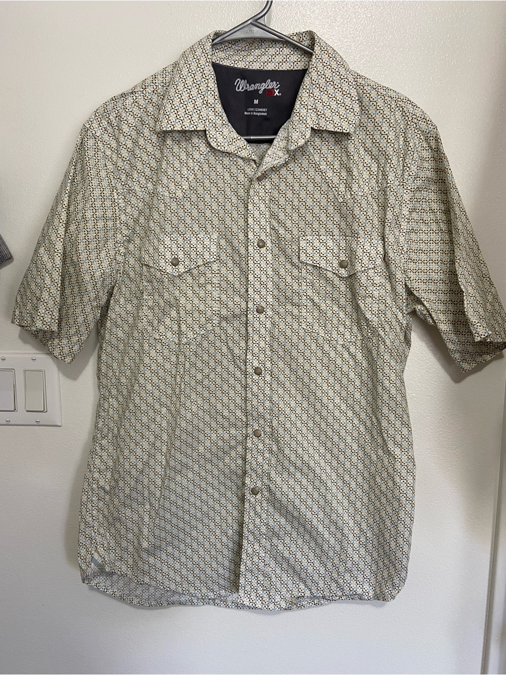 Wrangler Short Sleeve Button-Down Shirt in Cream and Tan Geometric Print
